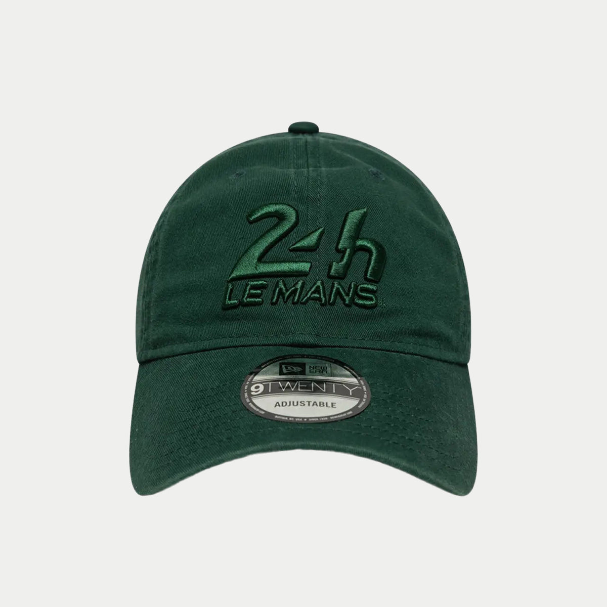 Vue de face de la casquette 9Twenty verte, logo 24h Le Mans brodé en relief au centre de la calotte souple