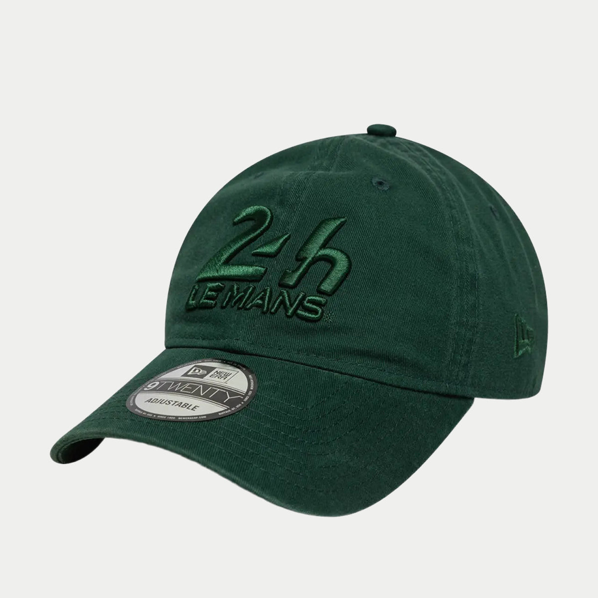 Casquette 9Twenty vert sapin vue de trois-quarts, logo 24h Le Mans brodé ton sur ton et visière courbée