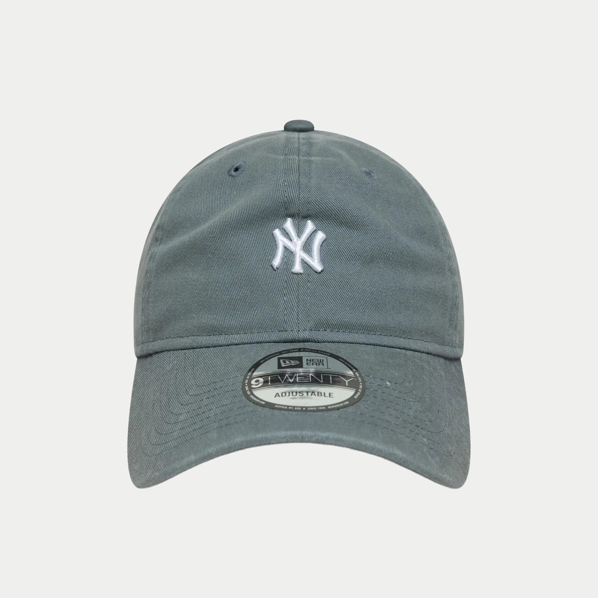 Vue de face : petit logo NY blanc brodé au centre de la calotte gris vert