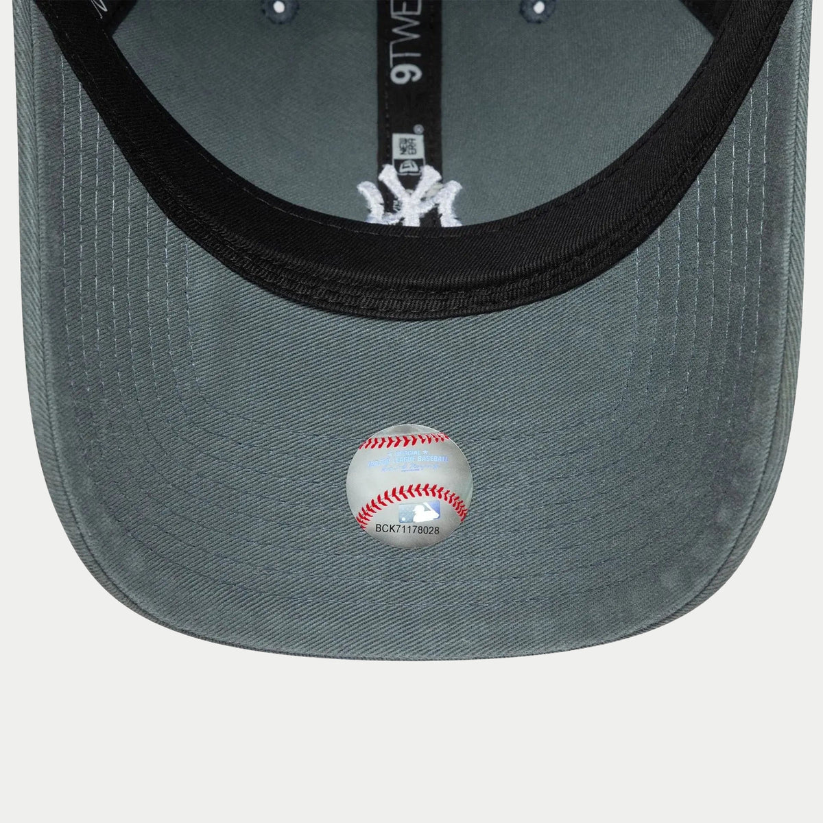 Dessous de visière gris vert, monogramme NY blanc à l'intérieur et pastille MLB