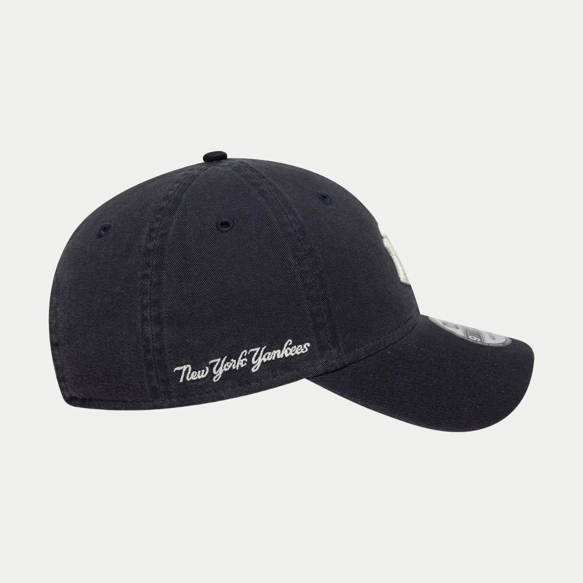 Profil gauche : script New York Yankees brodé blanc en lettres cursives