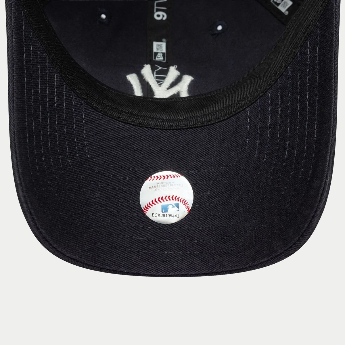 Dessous de visière bleu marine, monogramme NY à l'intérieur et pastille MLB