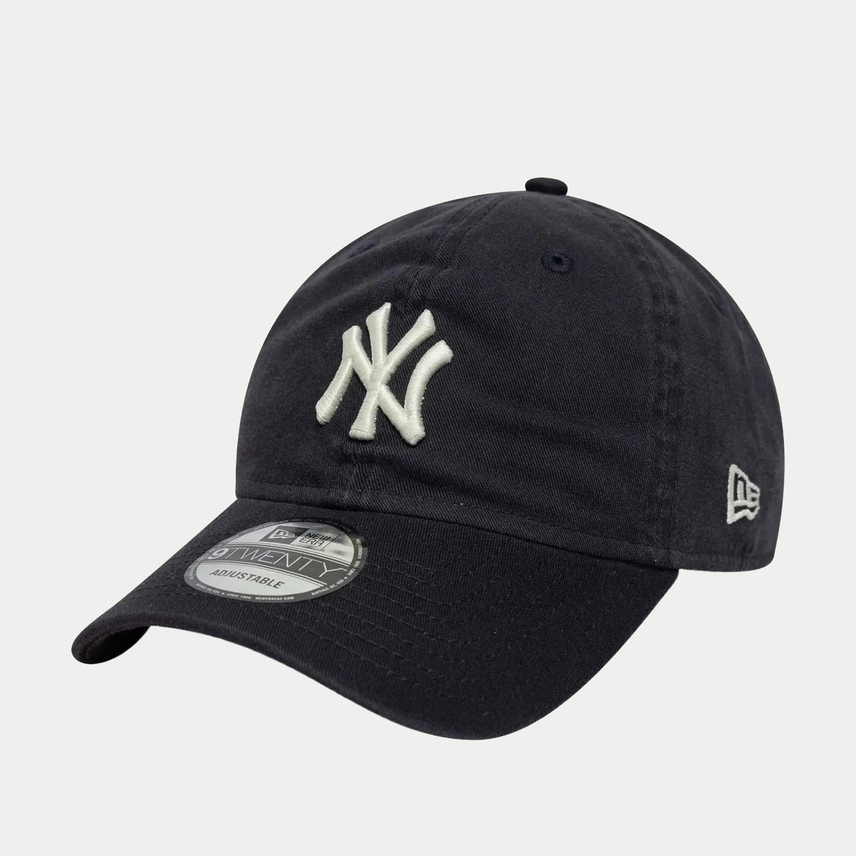 Casquette 9Twenty en coton lavé bleu marine de trois quarts, monogramme NY blanc cassé