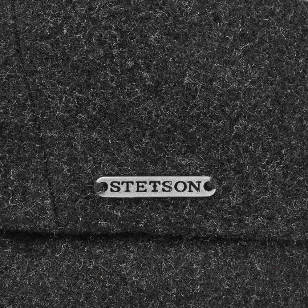 Plaque métal Stetson en gros plan sur la laine anthracite feutrée