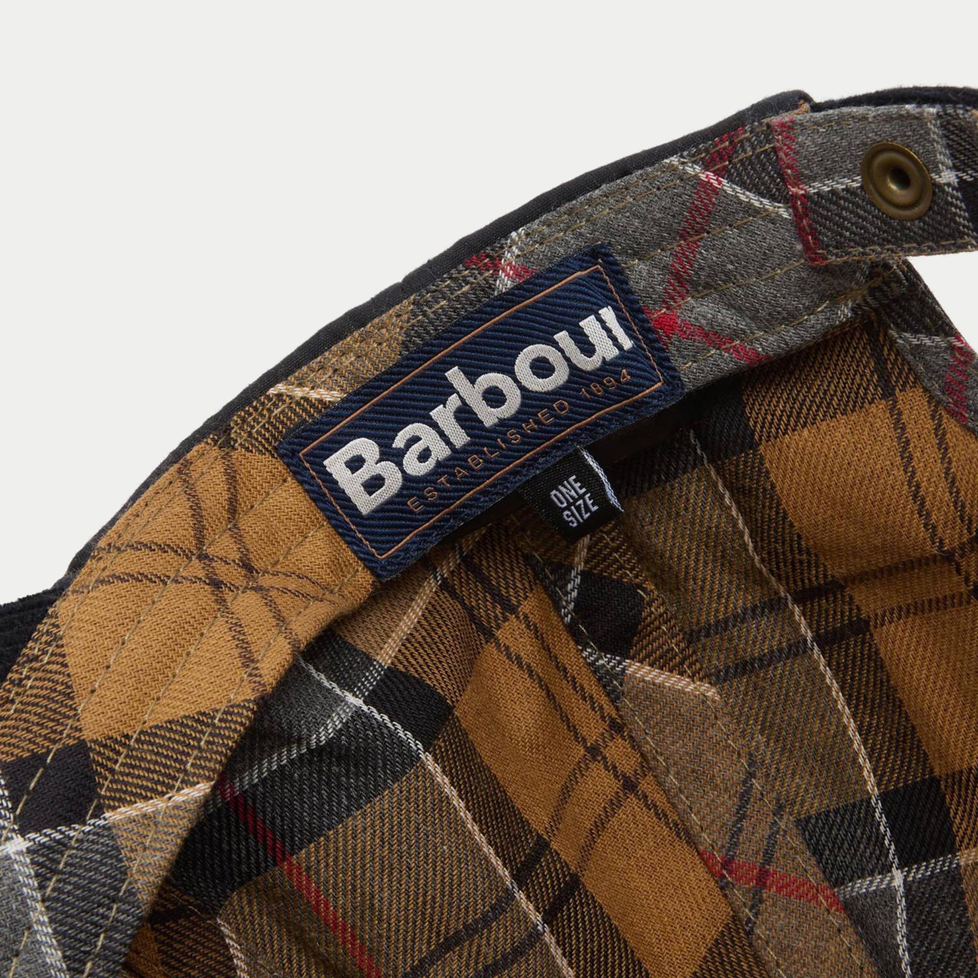 Casquette Ashby marine Barbour - gros plan sur l'étiquette Barbour cousue dans la doublure tartan