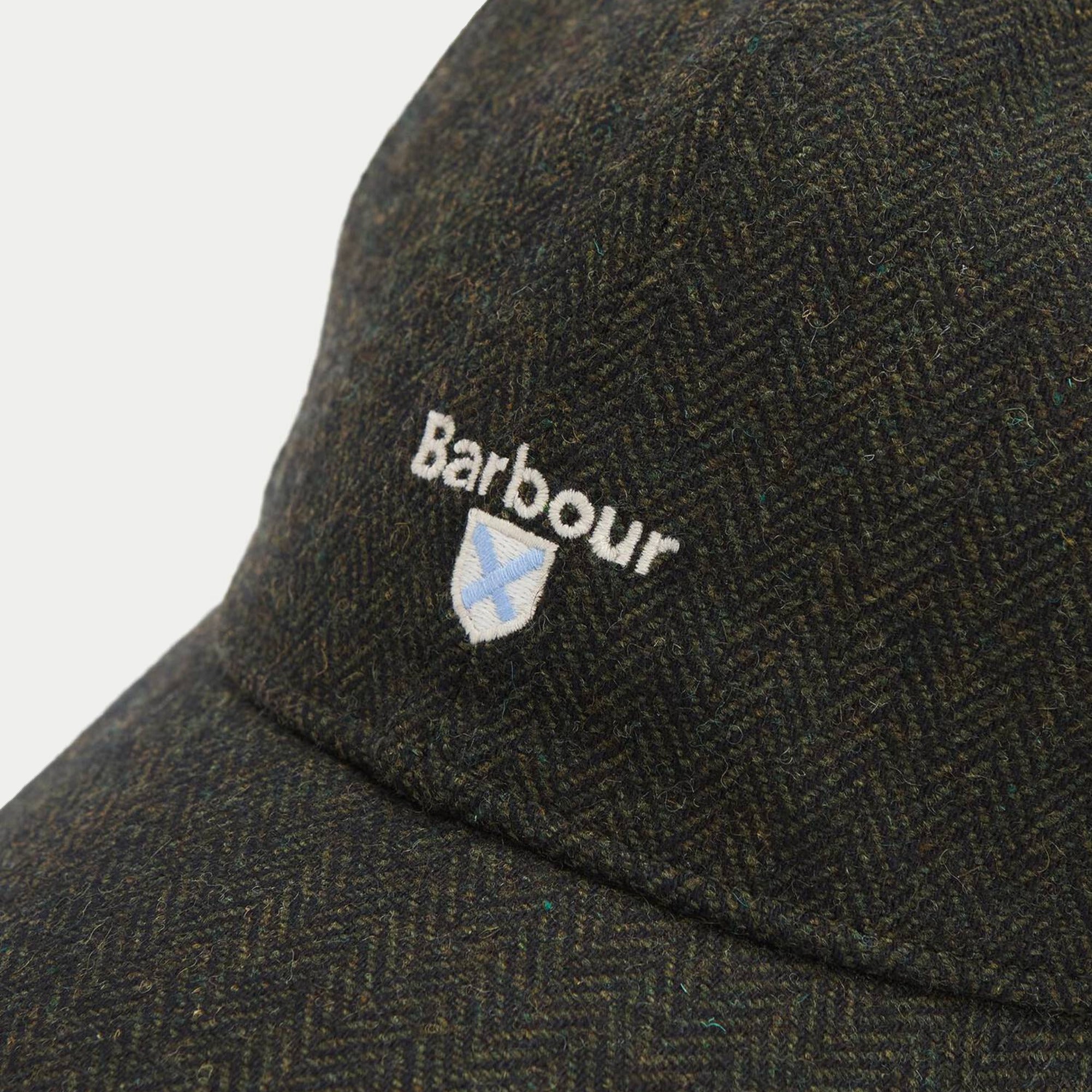 Casquette Barlow olive Barbour - gros plan sur l'écusson brodé et le tissage à chevrons