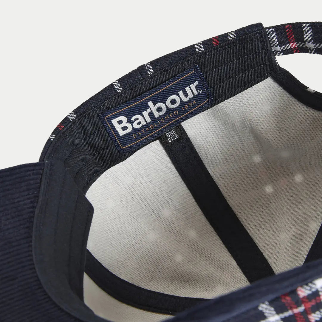 Intérieur de la casquette Benson : doublure écrue et étiquette Barbour taille unique