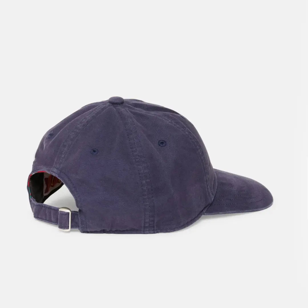 Dos de la casquette bleu marine : calotte souple six panneaux, sangle de serrage à boucle métal et doublure imprimée