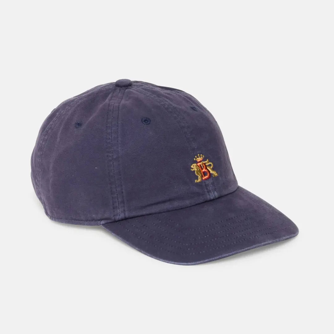 Casquette Baracuta en coton délavé bleu marine, trois quarts face, écusson B couronné brodé rouge et or