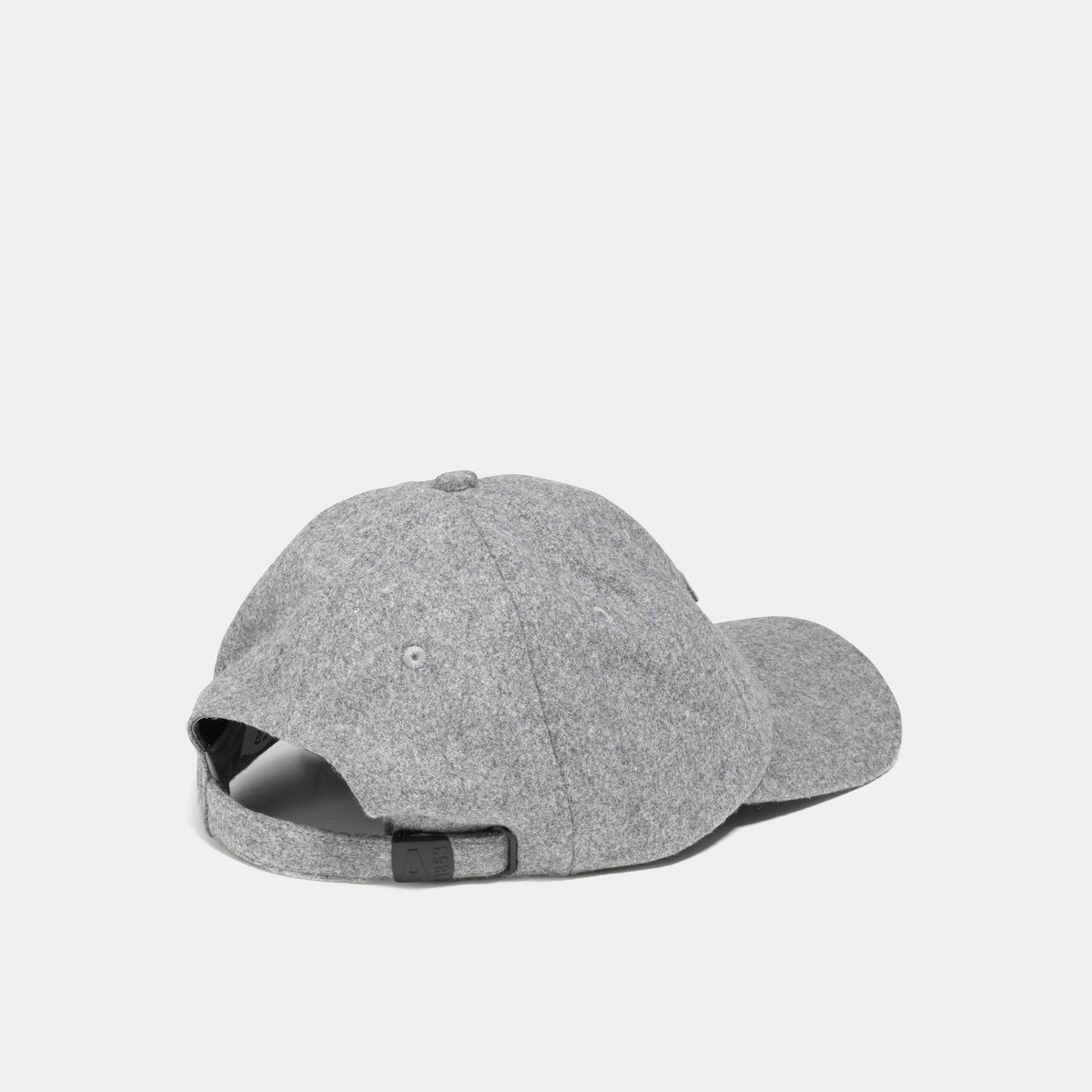 Dos de la casquette Aigle grise, sangle de réglage