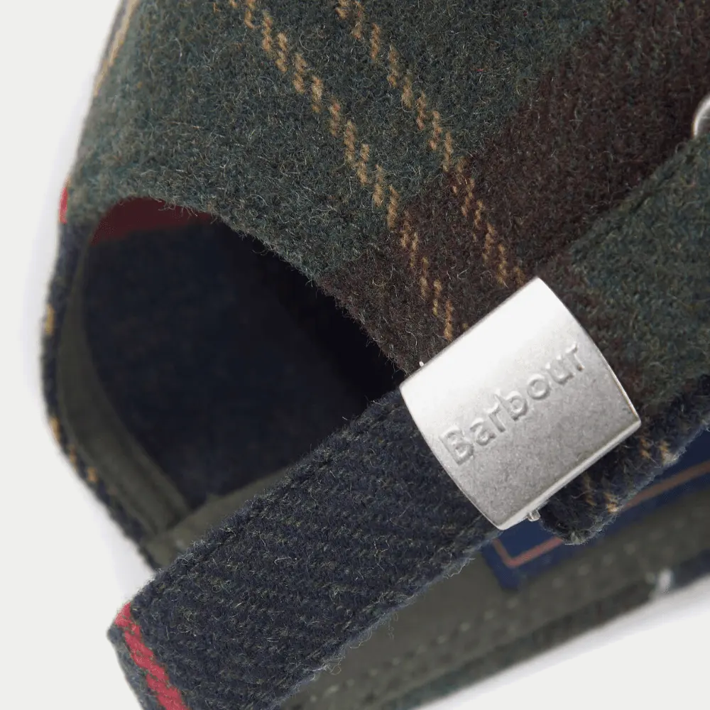 Patte arrière de la casquette Galingale Barbour en tartan, boucle métal gravée Barbour