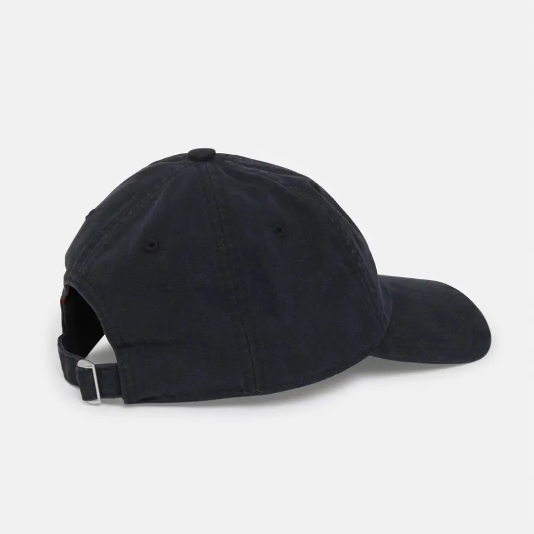 Dos de la casquette noire : calotte souple, sangle de serrage à boucle métal et doublure rouge entrevue