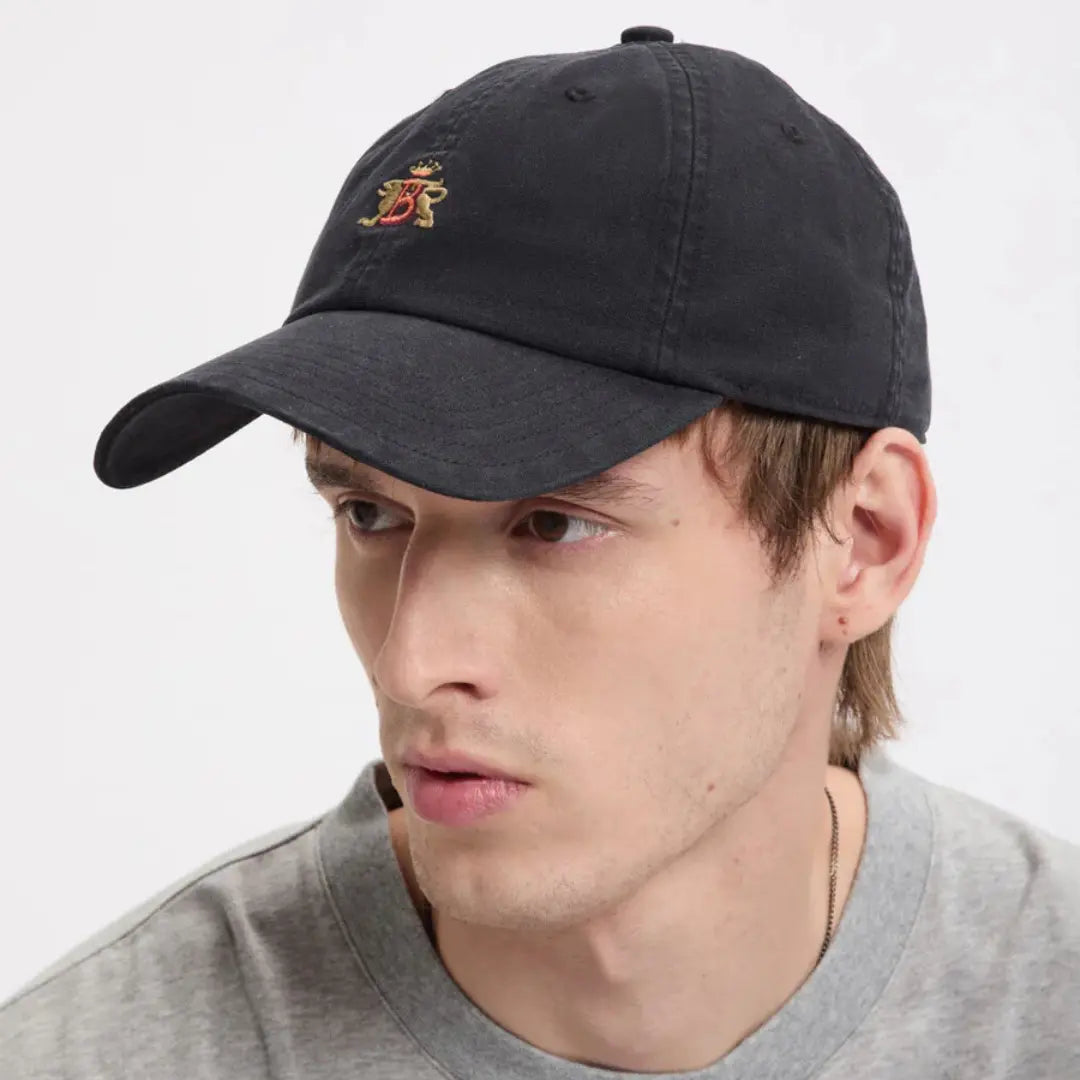 Casquette Baracuta noire portée, vue de profil : calotte souple et visière préformée