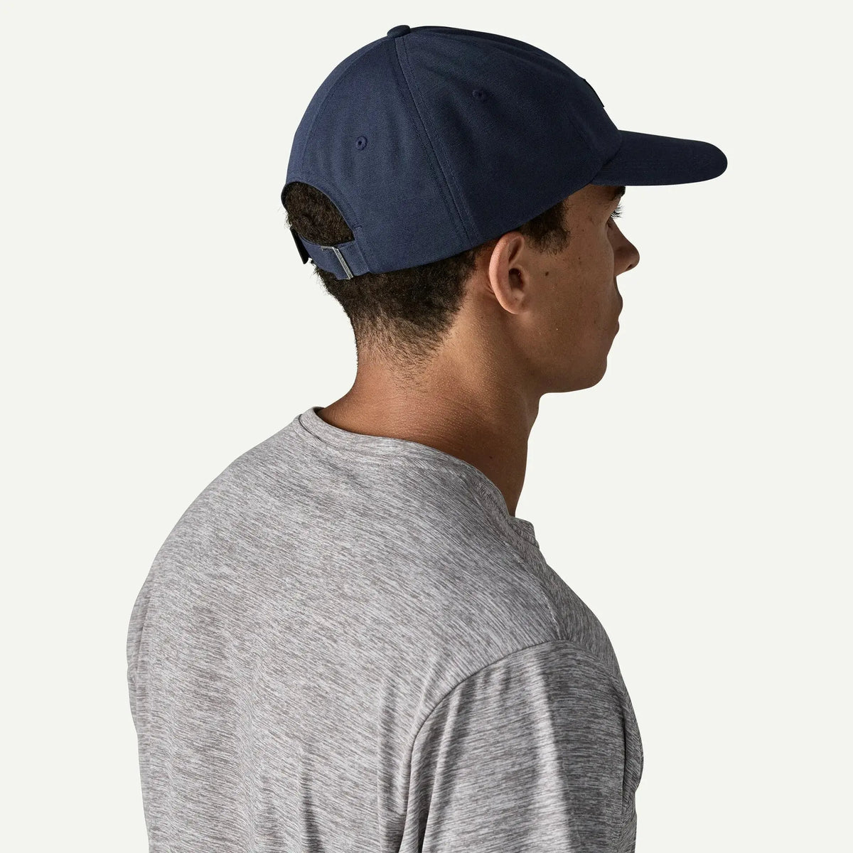 Casquette P-6 Label Trad bleu marine Patagonia portée de dos, attache réglable en tissu et boucle métal à l'arrière
