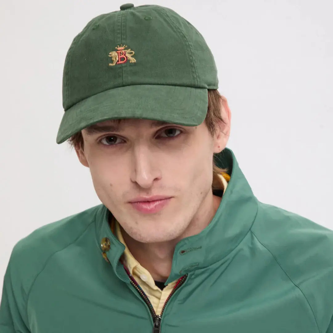 Casquette Racing Green portée de face, associée à une veste Harrington verte au col relevé