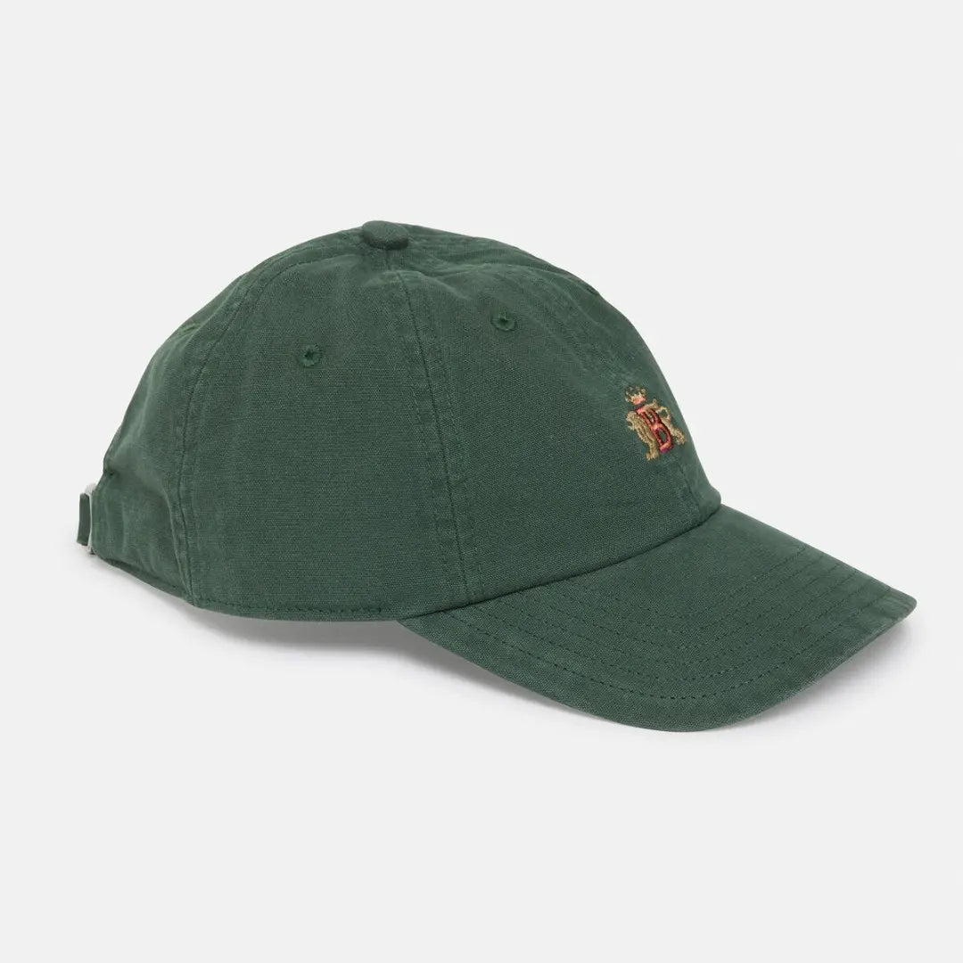 Casquette Baracuta coloris Racing Green, vert sapin, trois quarts face avec écusson B couronné brodé