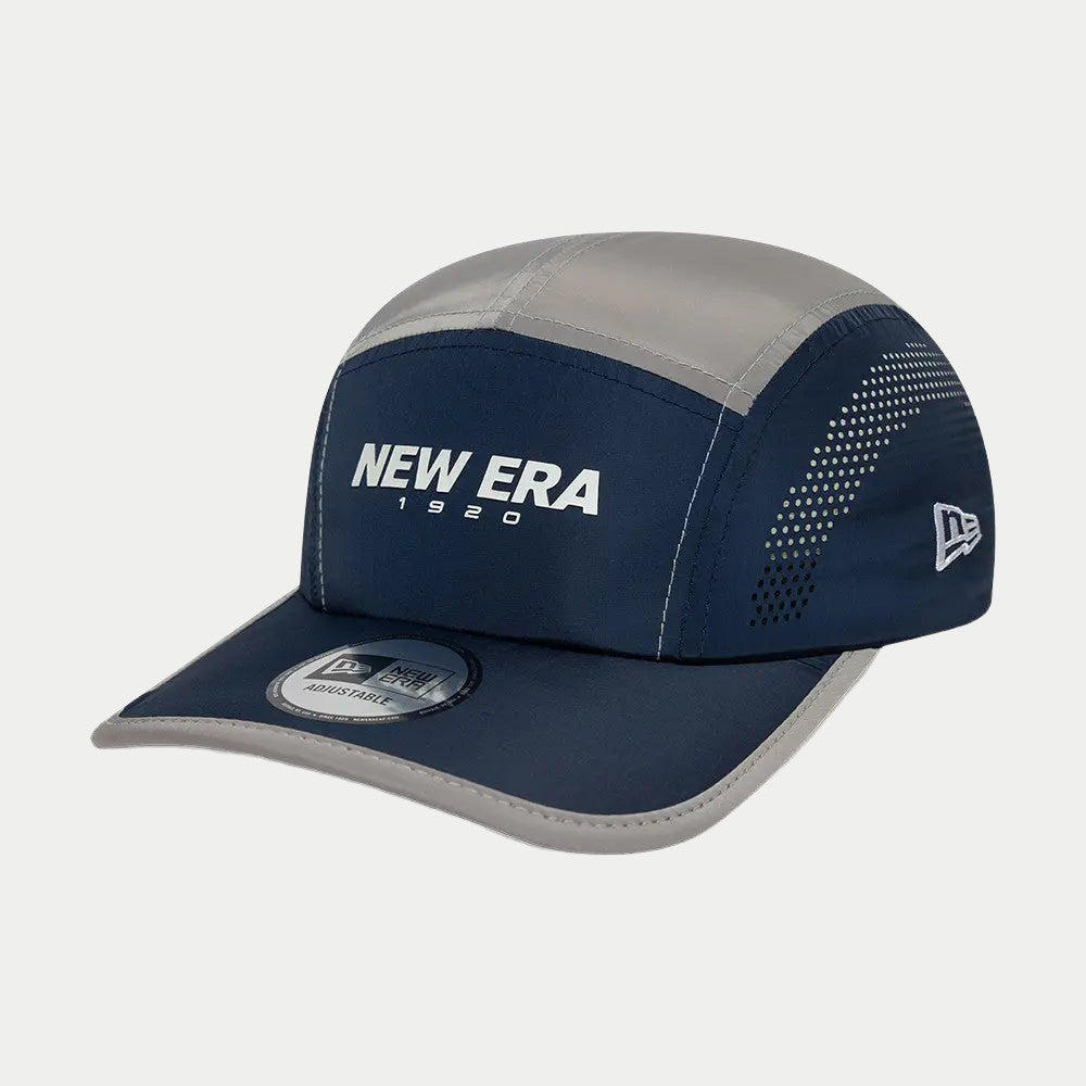 Casquette Runner New Era bleu marine de profil, logo NEW ERA 1920 caoutchouté blanc