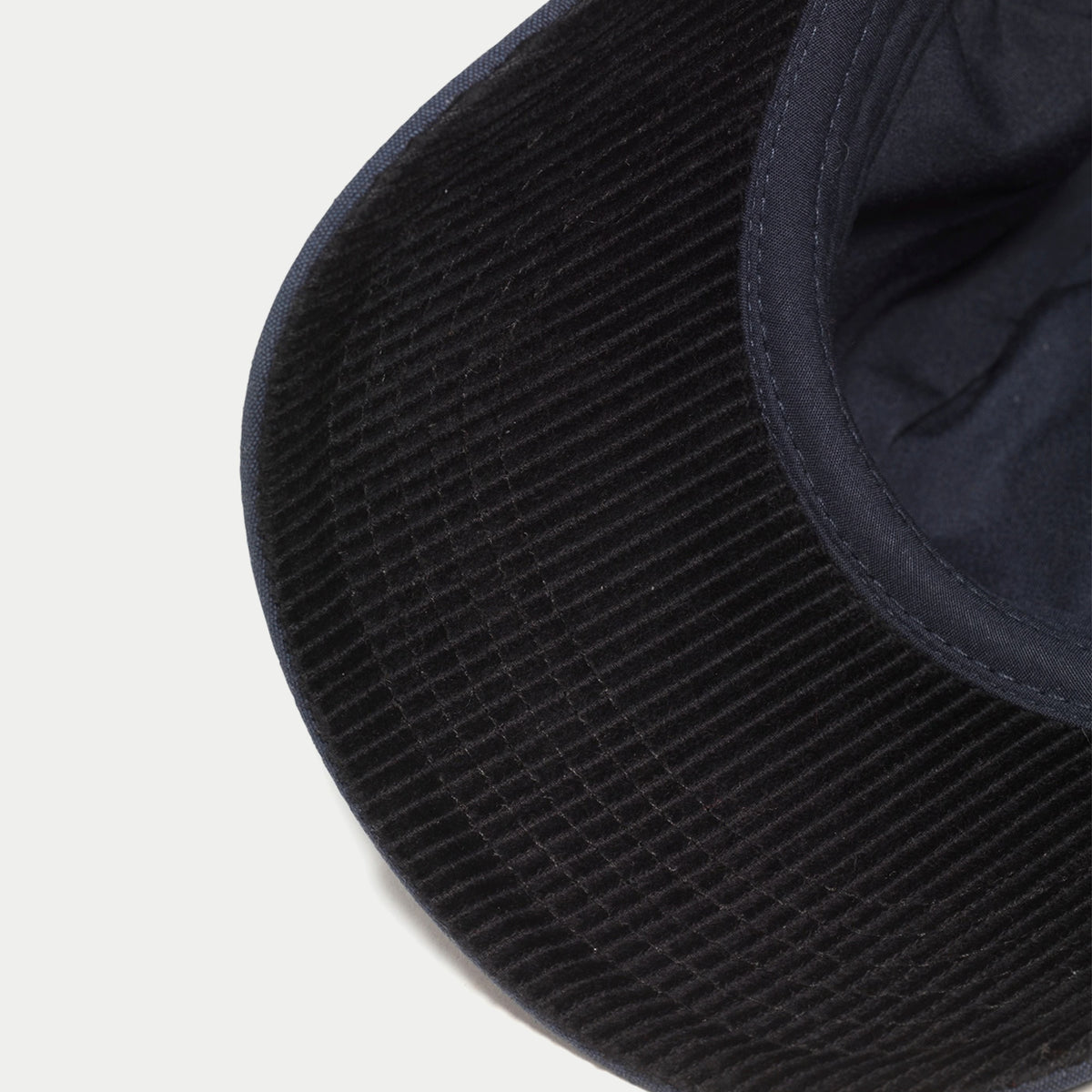 Doublure de visière en velours côtelé noir de la casquette Aigle bleu marine