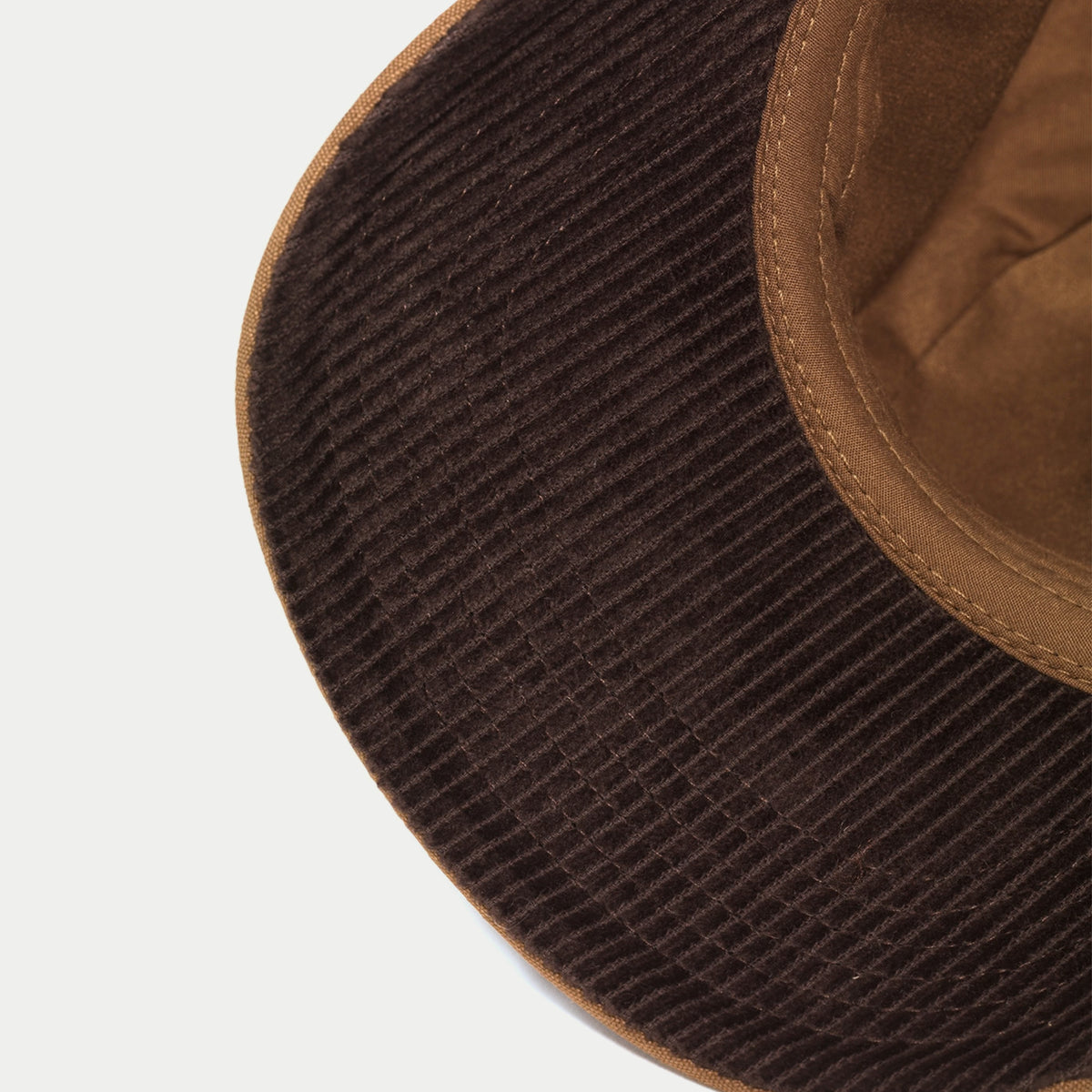 Doublure de visière en velours côtelé brun de la casquette Aigle marron