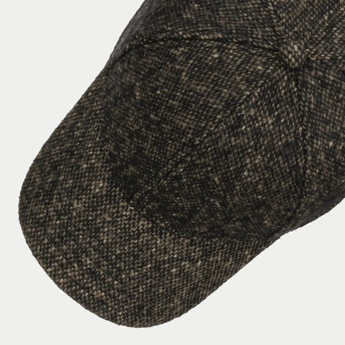 Détail du tweed Donegal moucheté sur la calotte et la visière de la casquette baseball Stetson anthracite