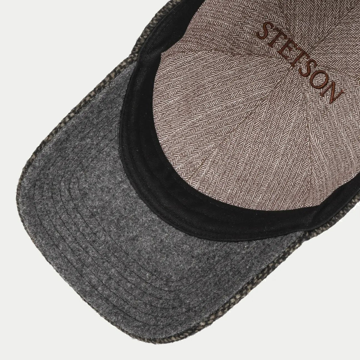 Dessous de visière en laine feutrée grise et doublure chevron brodée Stetson de la casquette Donegal anthracite