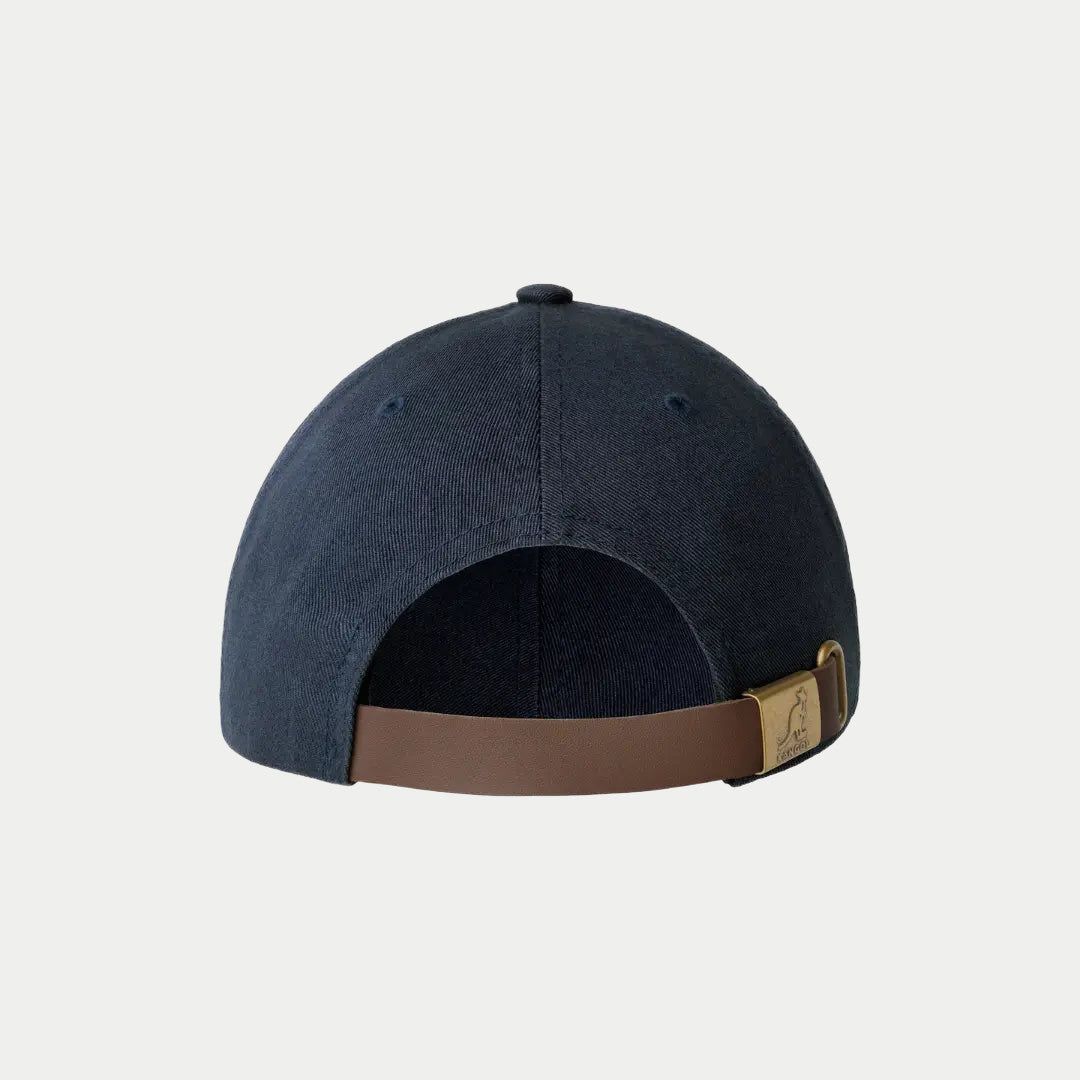 Dos de la casquette Washed bleu marine, sangle ajustable marron à boucle Kangol dorée