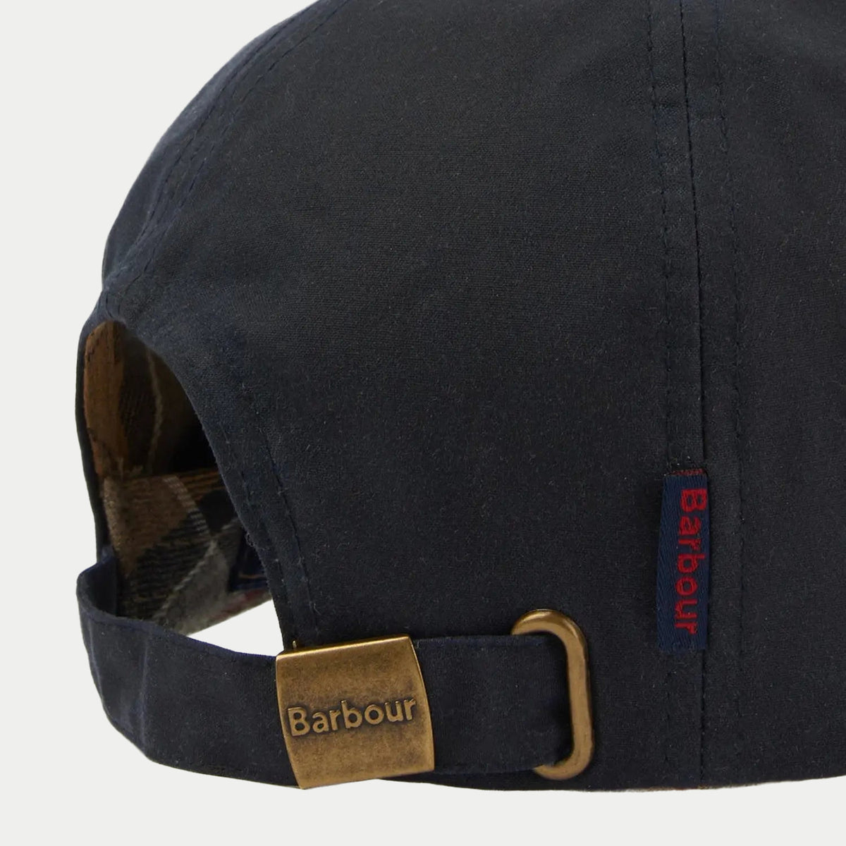Casquette Wax Sports Navy Barbour - détail de la boucle laiton gravée et de la doublure tartan