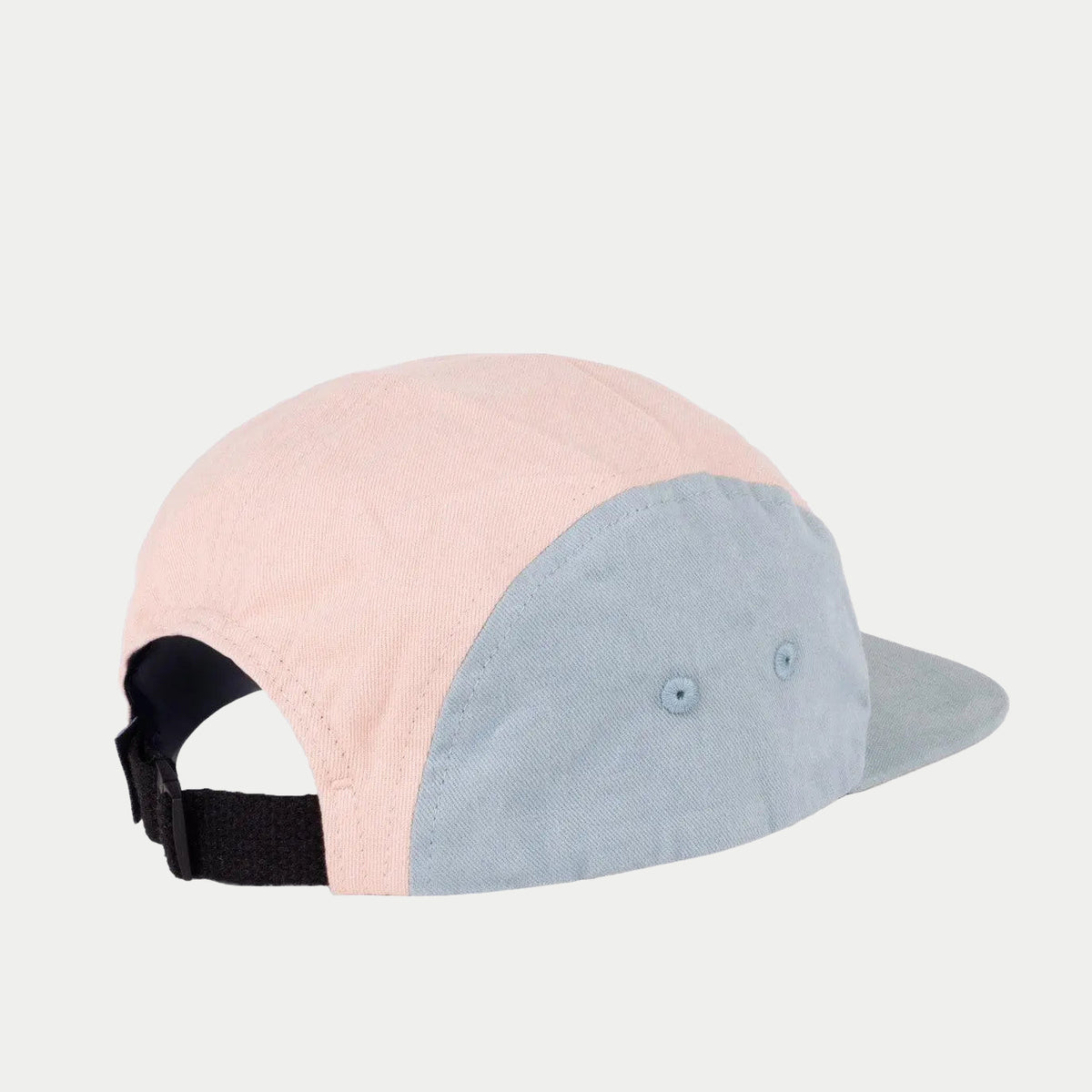 Casquette 5 panneaux vue de l'arrière : ouverture et sangle de serrage noire, œillets d'aération brodés