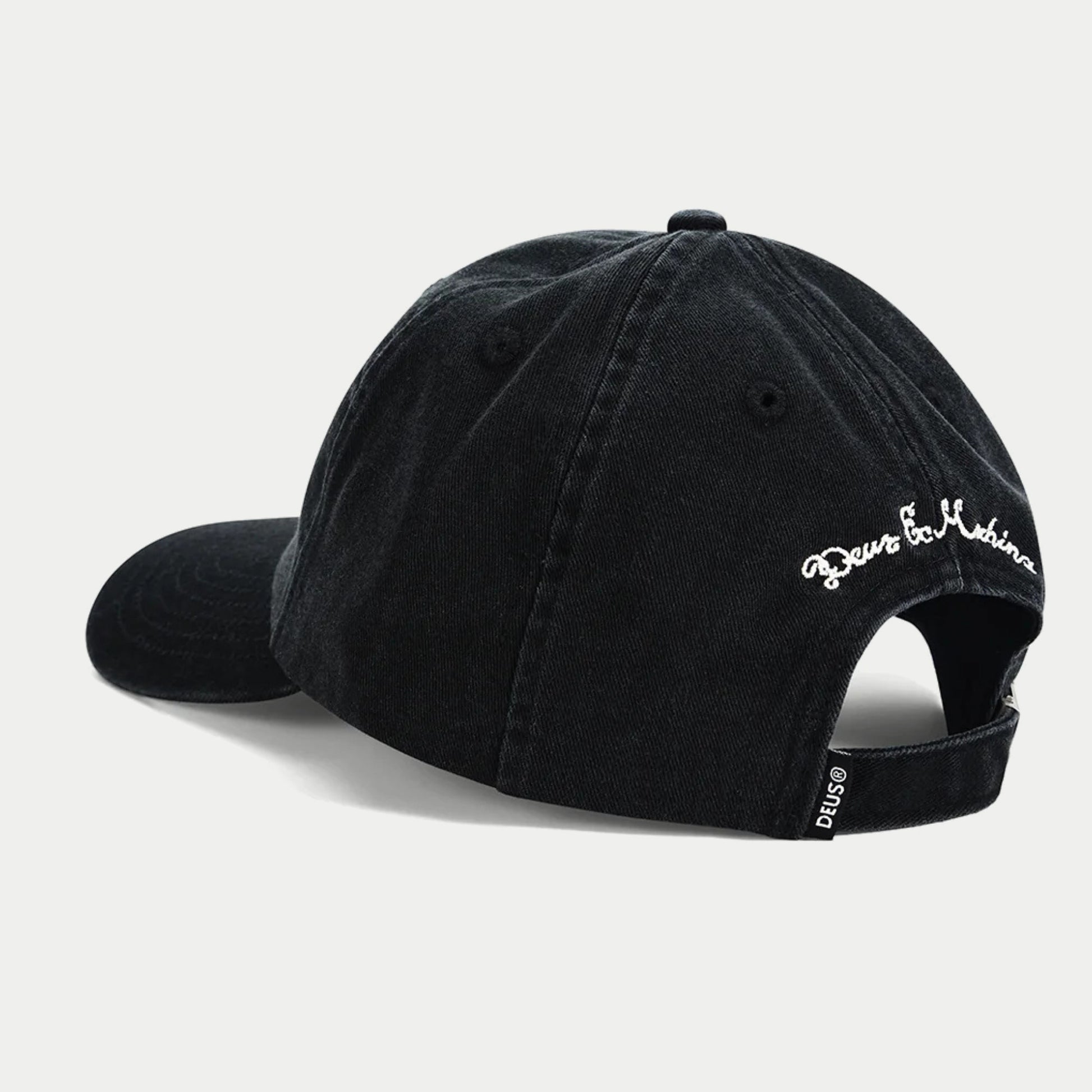 Casquette Canggu Sign noire Deus Ex Machina de dos : signature cursive brodée, patte de réglage et boucle métal