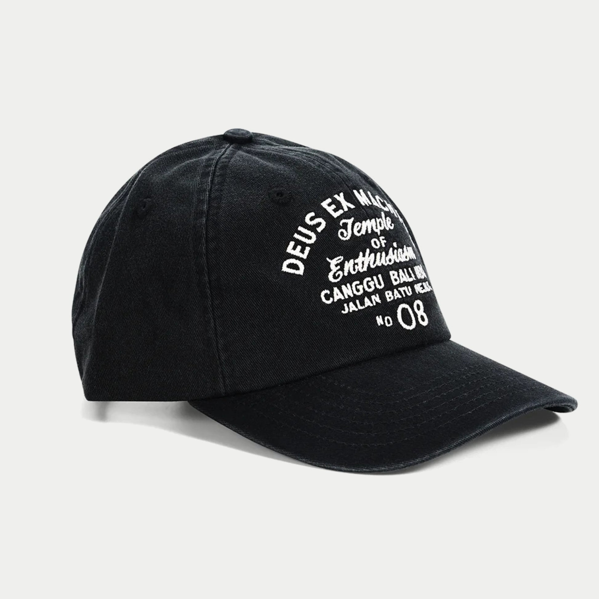 Casquette Canggu Sign noire Deus Ex Machina de trois quarts avant, broderie blanche en arc et visière courbe