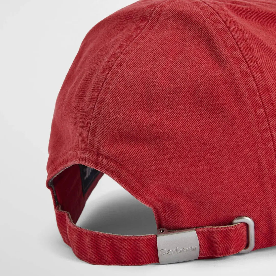 Gros plan arrière : boucle métal gravée Barbour et passant sur la sangle rouge