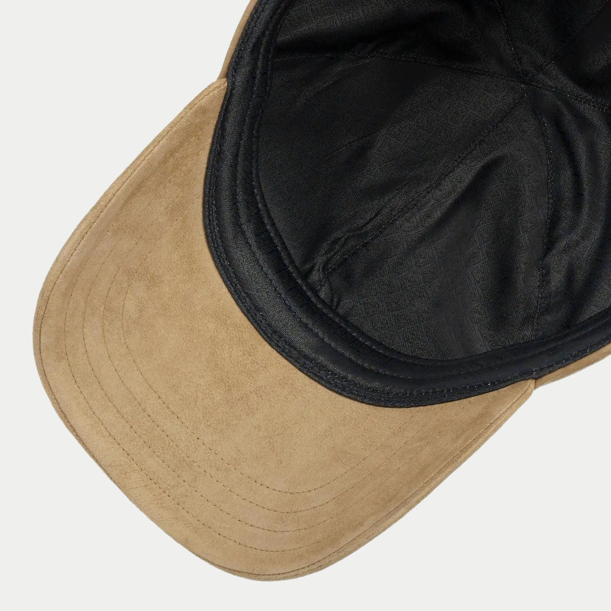 Dessous de la visière beige et doublure intérieure noire satinée