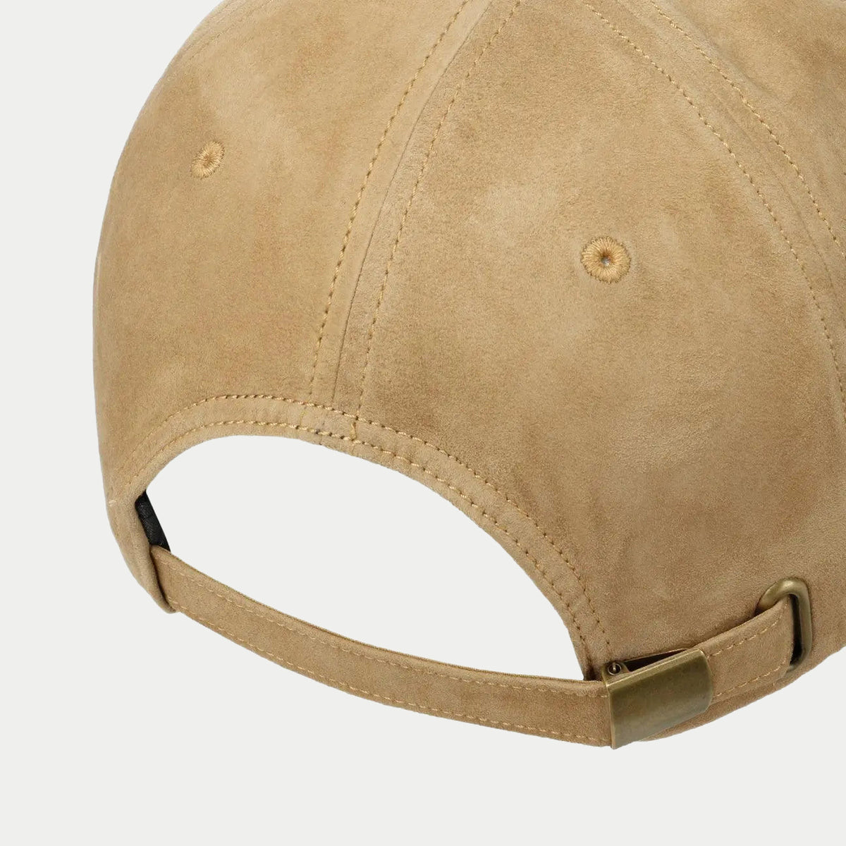 Arrière de la casquette beige, sangle de réglage en cuir et boucle métal
