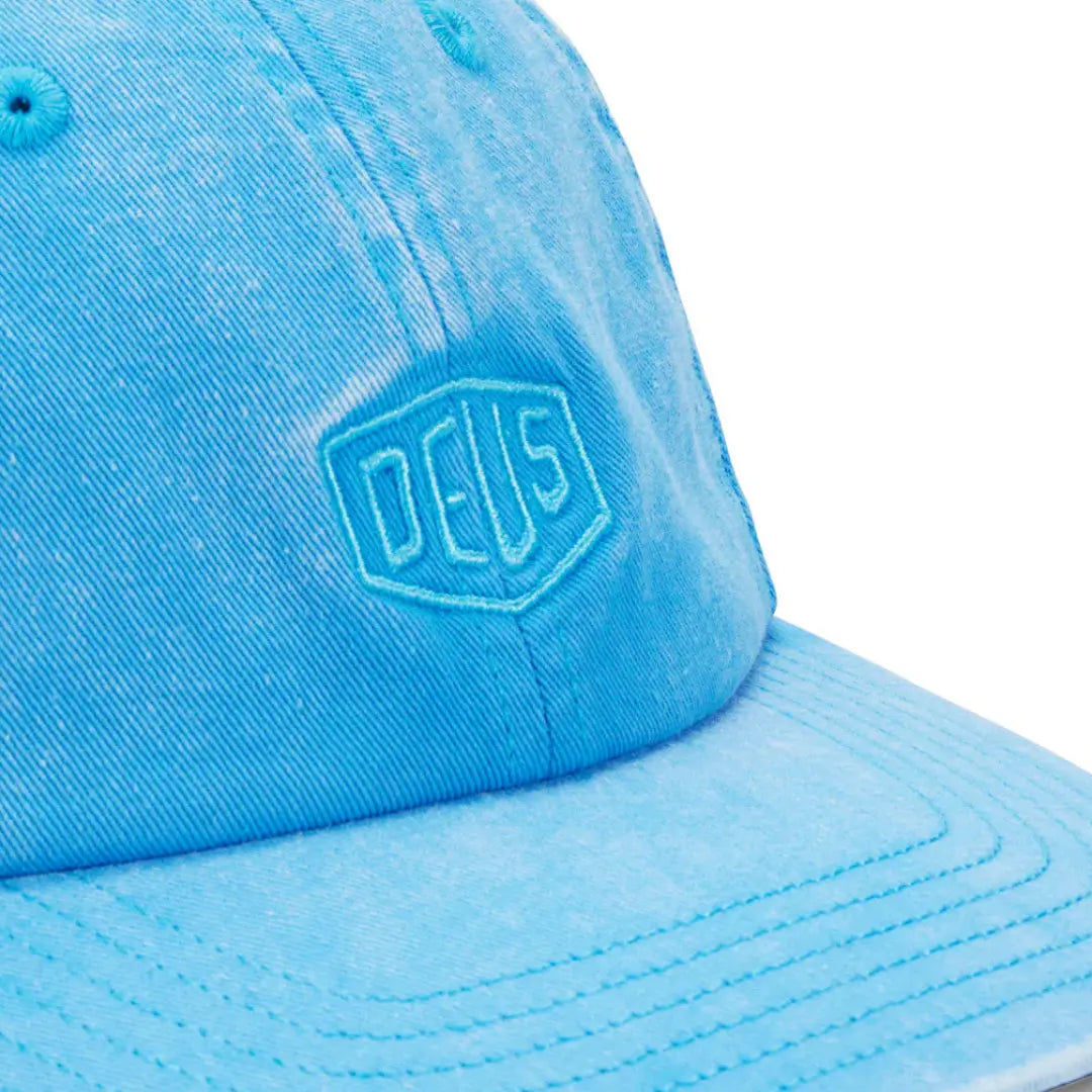 Gros plan du bouclier brodé ton sur ton sur la casquette Garment Dyed bleu ciel Bonnie Blue