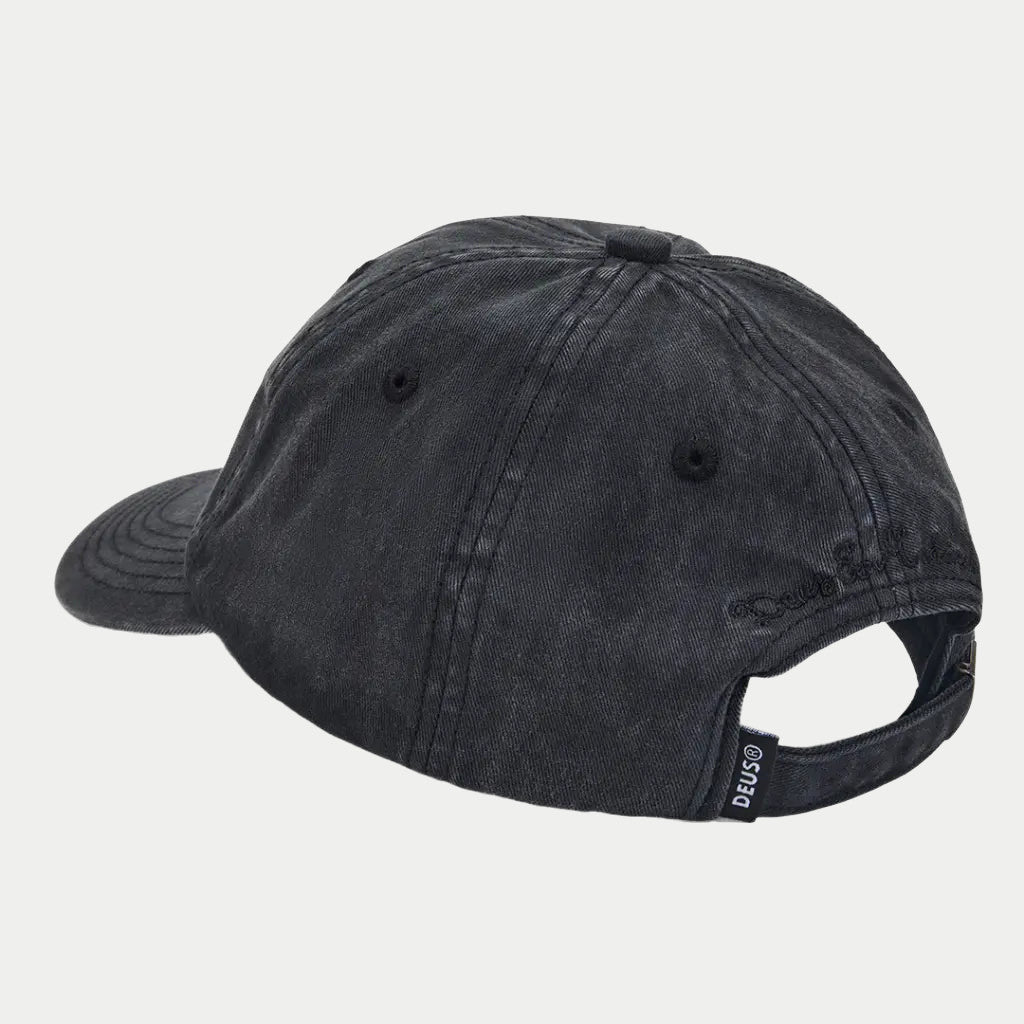 Dos de la casquette Garment Dyed noire : script brodé, sangle réglable et étiquette tissée