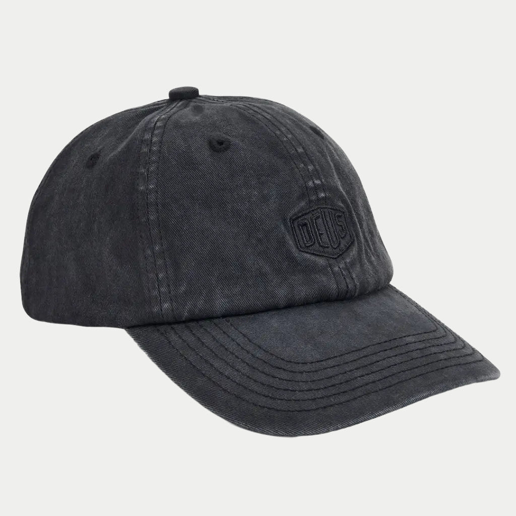 Casquette Garment Dyed noire délavée, dad cap souple à visière préformée et bouclier brodé noir