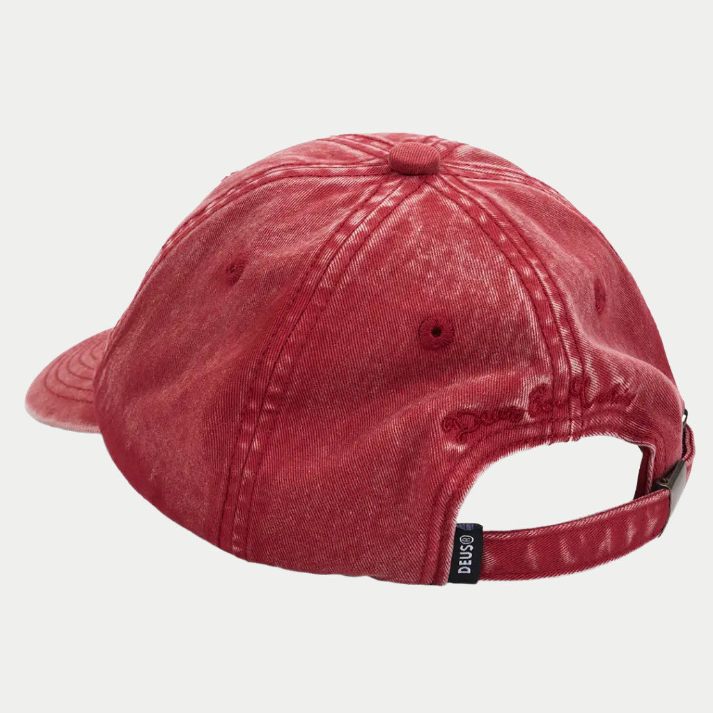 Casquette Lava Falls de dos, script brodé rouge, sangle réglable à boucle métal et étiquette noire
