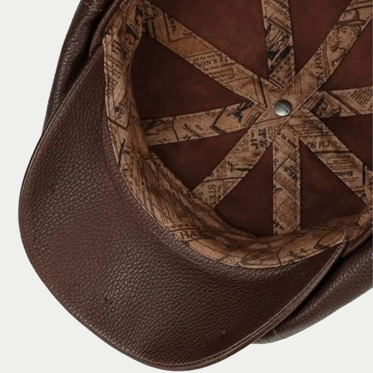 Intérieur de la casquette en cuir, doublure imprimée façon journal et rivet métal