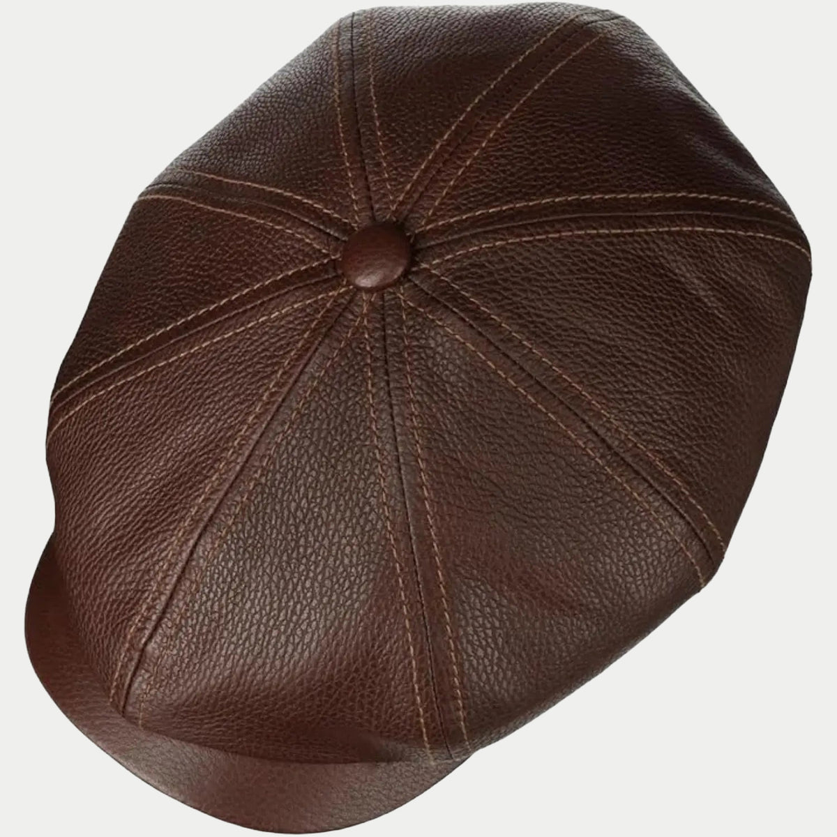 Casquette en cuir marron vue de dessus, huit panneaux et bouton recouvert
