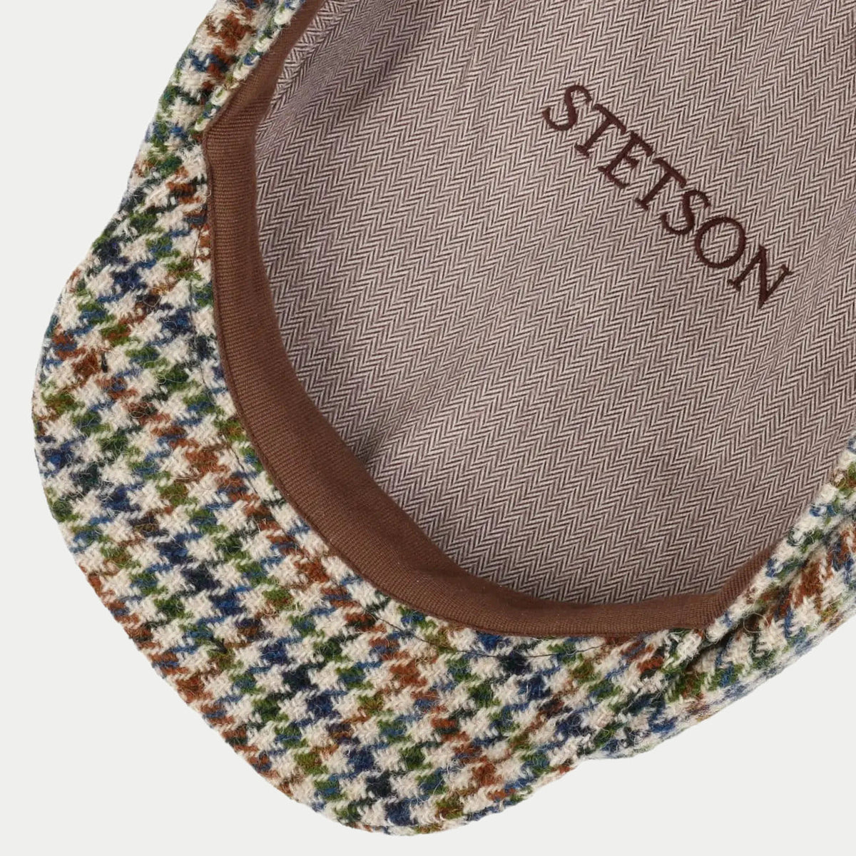 Intérieur de la Hatteras : doublure à chevrons beige, biais brun et logo Stetson brodé