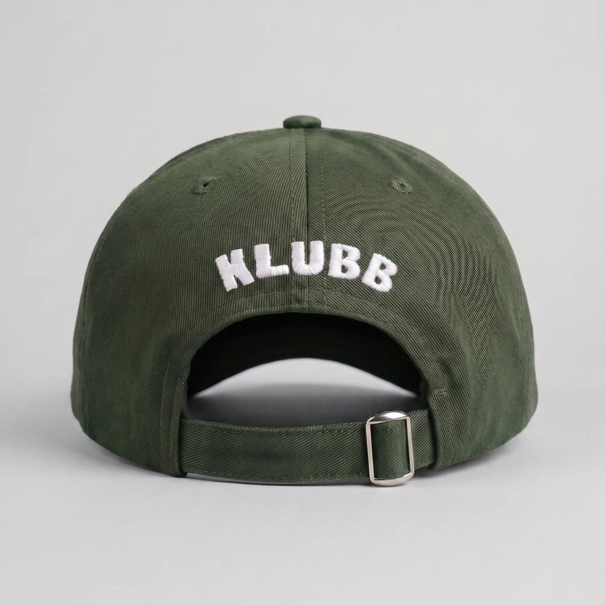 Casquette Klubb vert olive de dos, inscription KLUBB blanche cintrée au-dessus de l'attache métal argentée