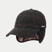 Casquette Kinty Stetson grise en laine à chevrons, vue de trois quarts avec les cache-oreilles rabattus