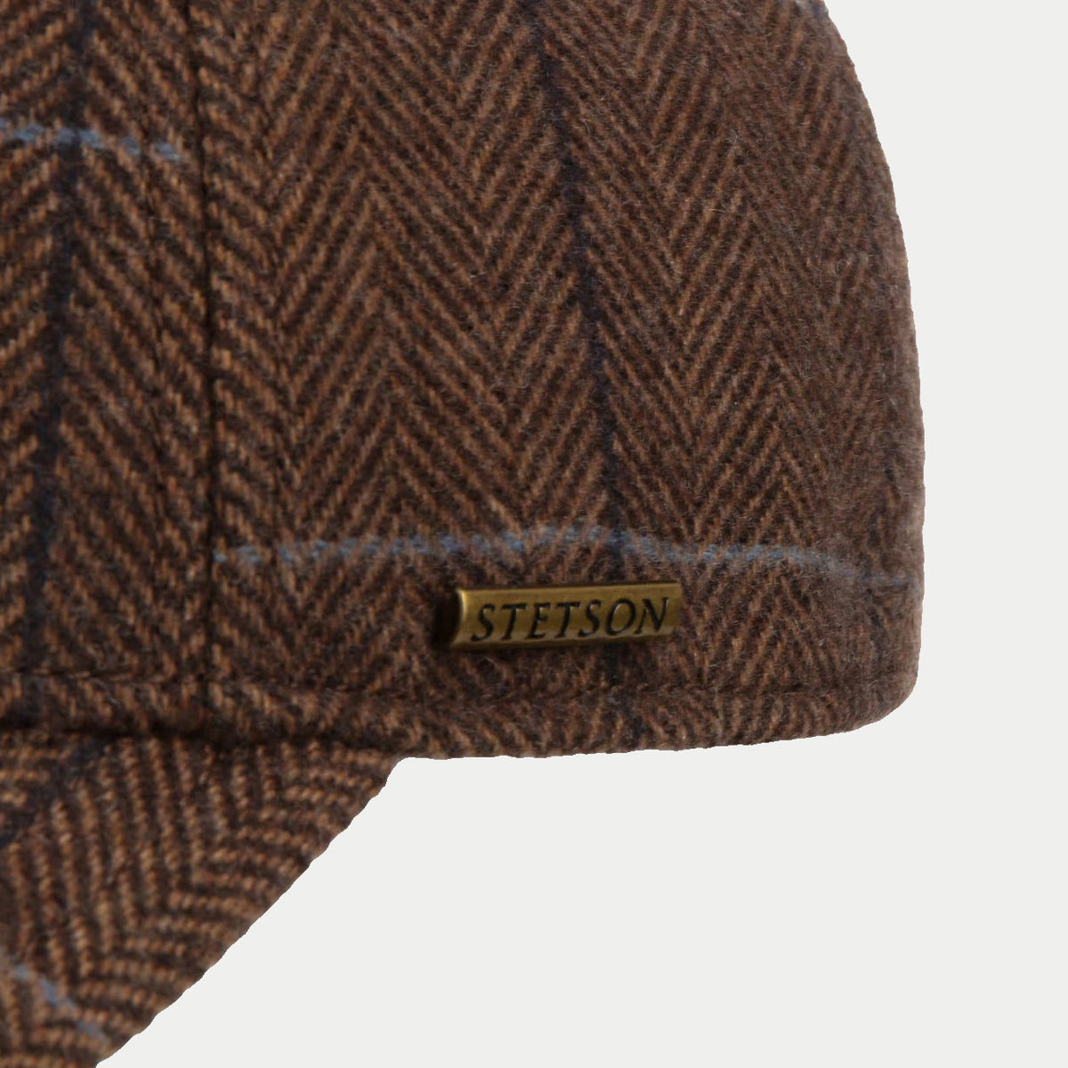 Plaque métal couleur laiton Stetson sur le côté de la casquette Kinty marron, laine à chevrons en gros plan