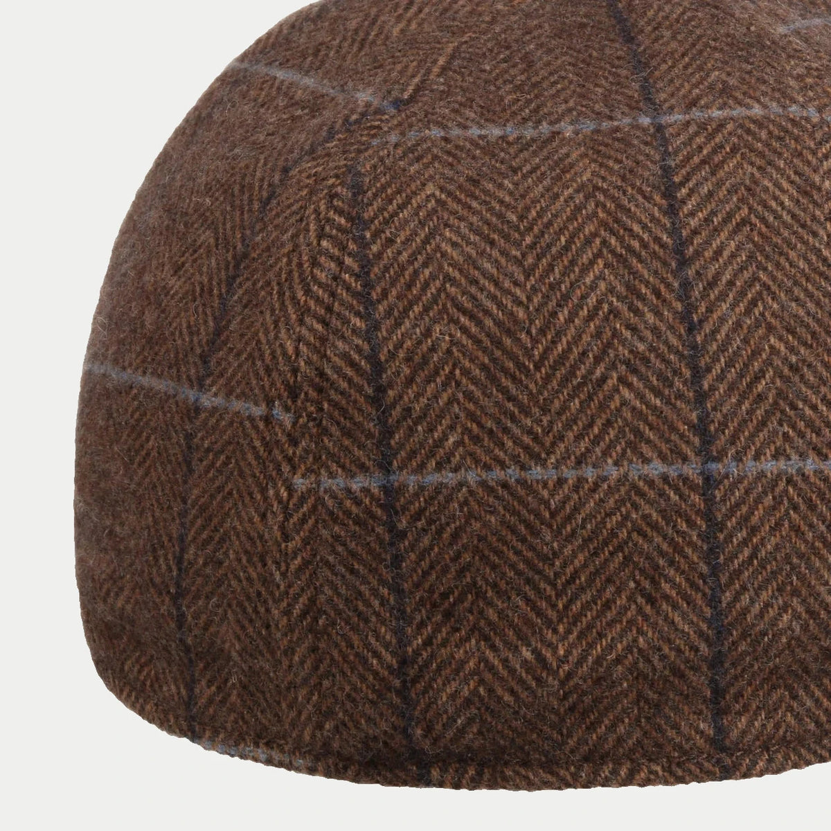 Gros plan sur l'arrière de la calotte de la casquette Kinty marron, chevrons et carreaux bleus