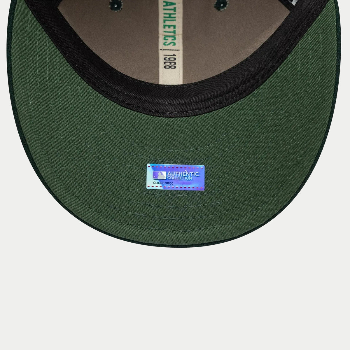 Sous-visière verte, taping intérieur Athletics 1968 et hologramme MLB
