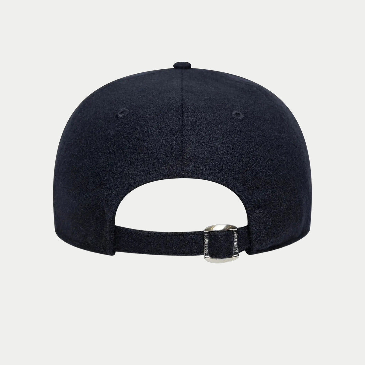 Dos : sangle en laine bleu marine et boucle métallique argentée
