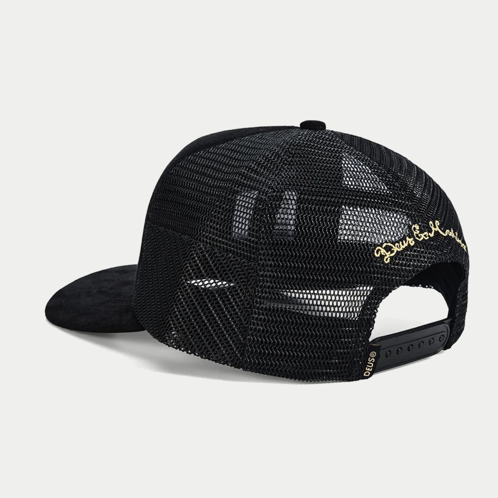 Dos de la casquette Marsden noire Deus Ex Machina : filet polyester ajouré, signature dorée en cursive et bande de pressions