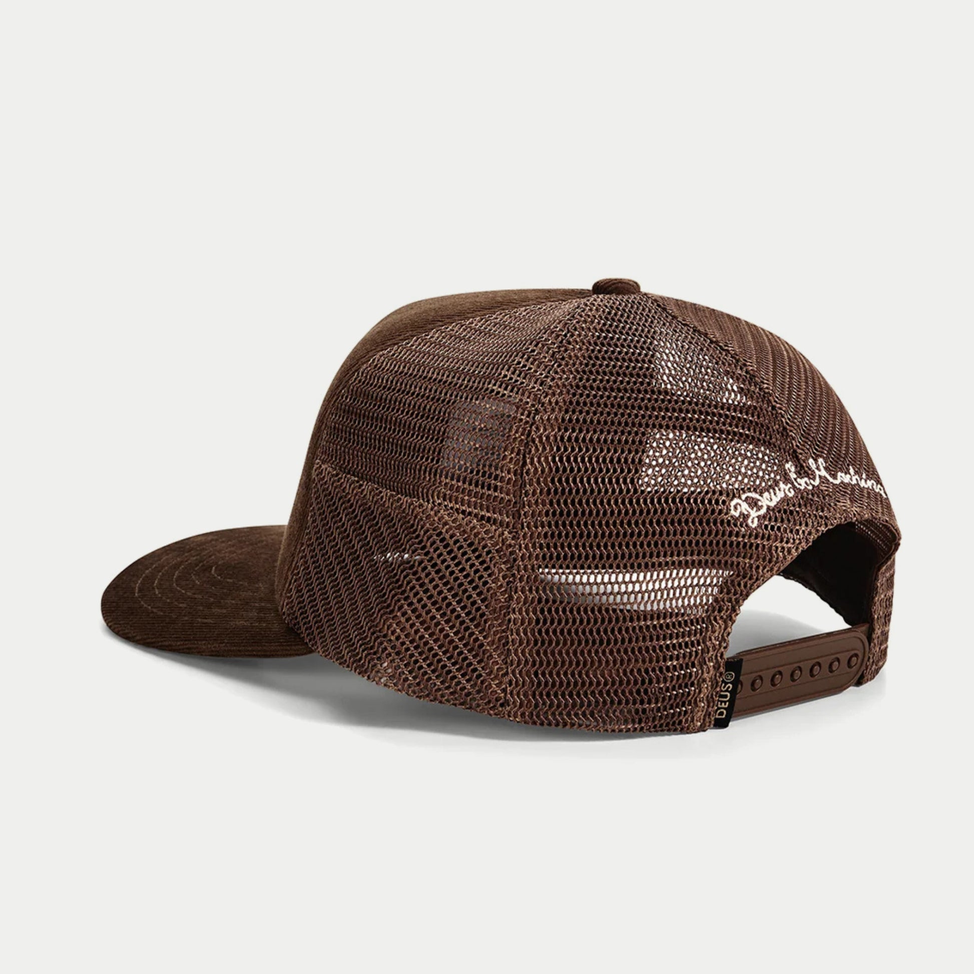 Dos de la casquette Marsden brun chocolat : filet polyester assorti, signature brodée et bande de pressions marron