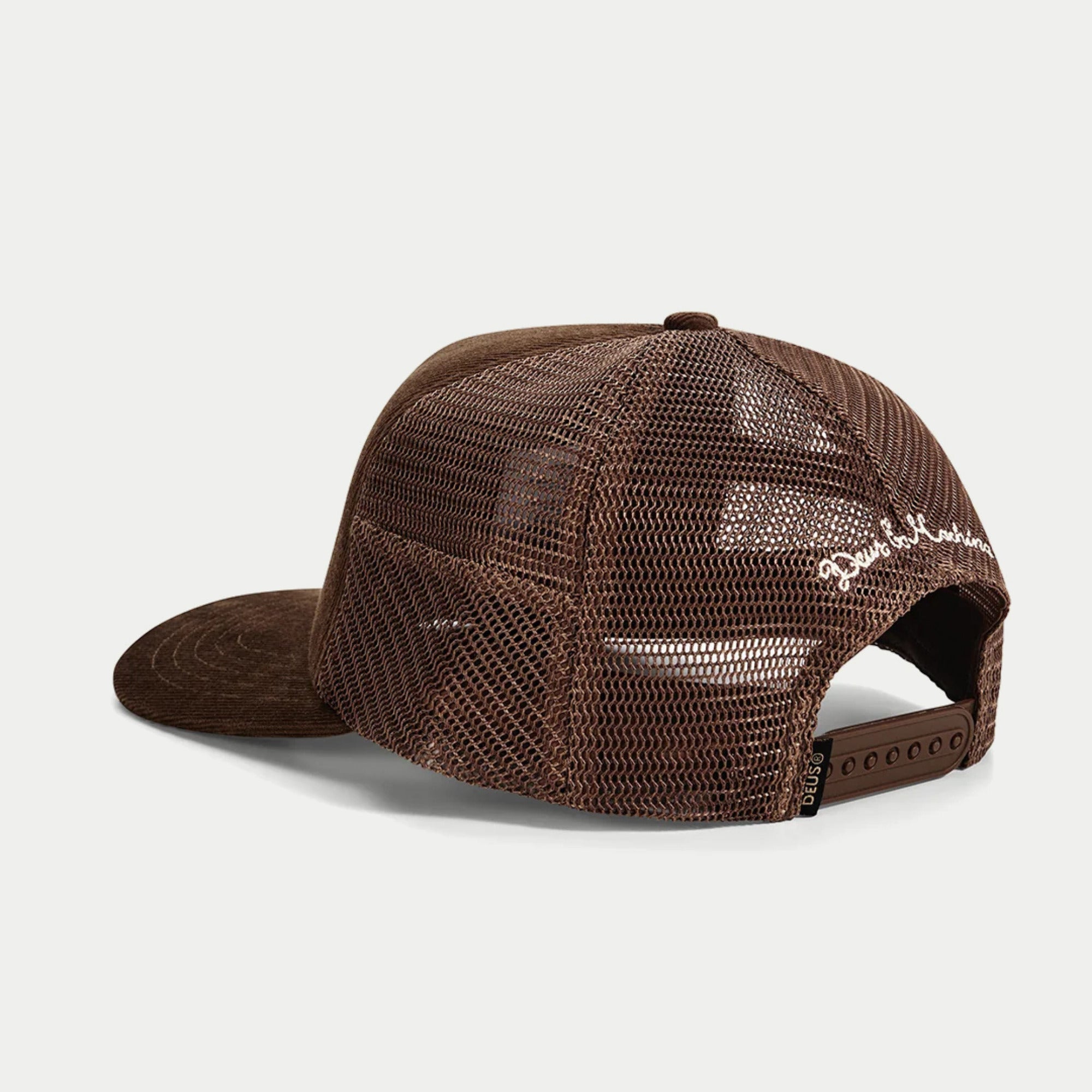 Dos de la casquette Marsden brun chocolat : filet polyester assorti, signature brodée et bande de pressions marron