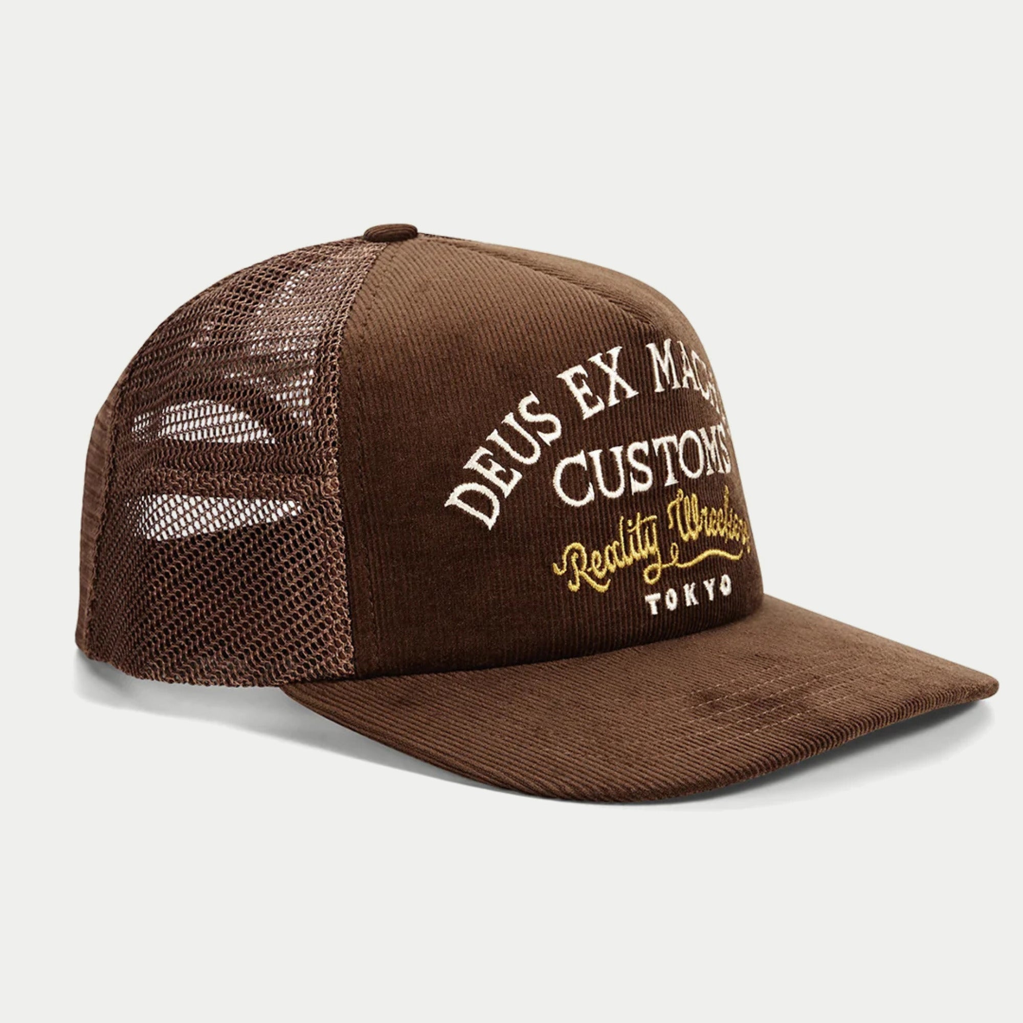 Casquette trucker Marsden en velours côtelé brun chocolat, trois-quarts avant, broderie blanc cassé et cursive dorée